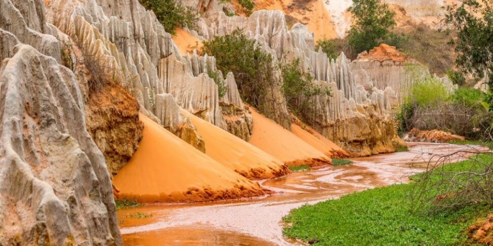 Mui Ne Fairy Stream & Sand Dunes Tour: Ho Tram to Mui Ne Minibus transfer